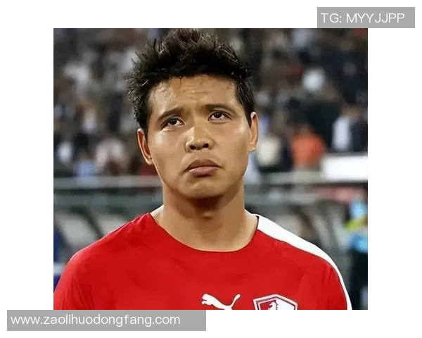 扎辫子戴眼镜的足球明星展现独特风格与非凡才华的魅力之旅